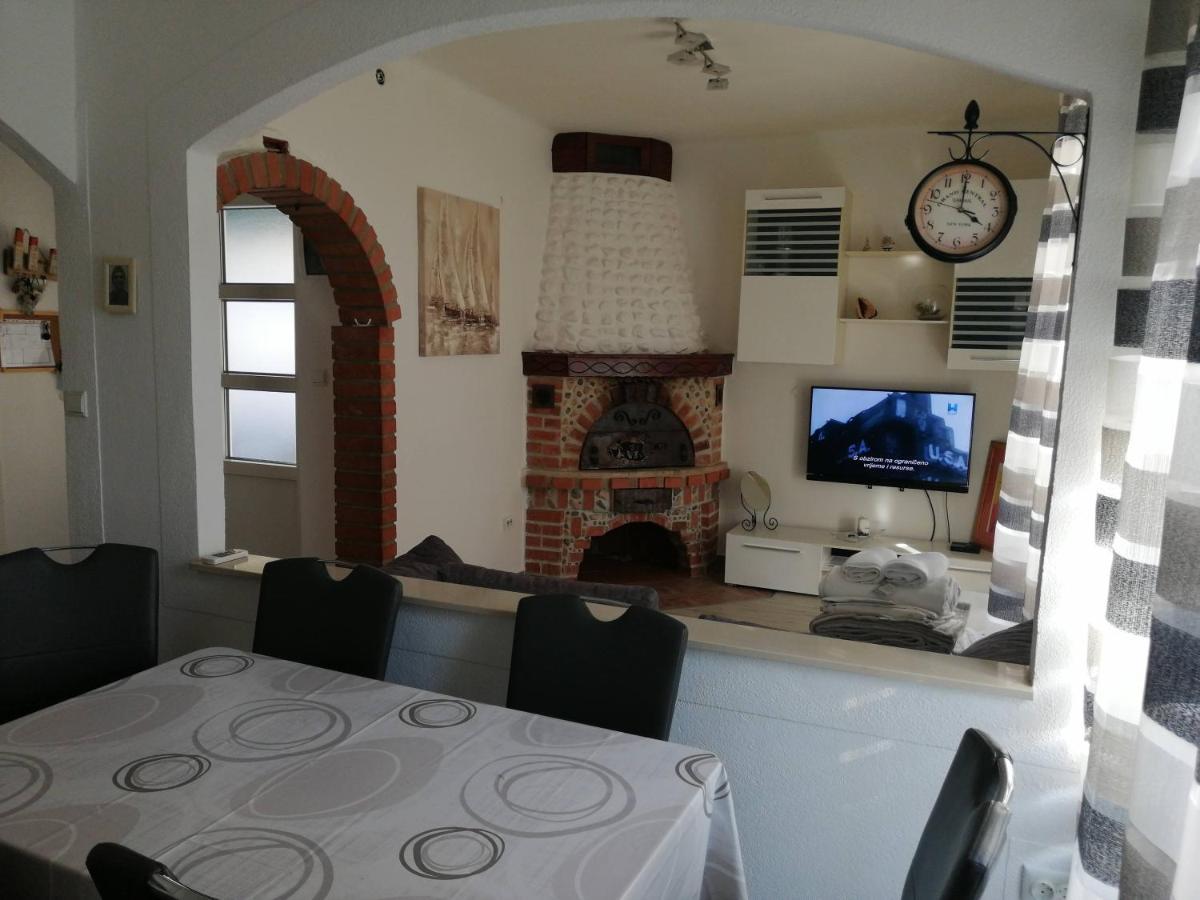 Centar Njivice Apartment Bagian luar foto